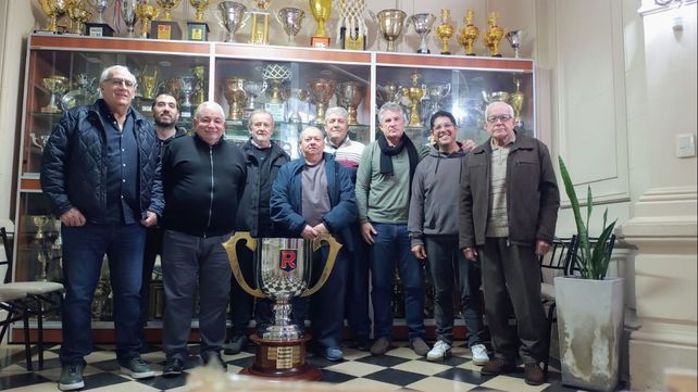 La dirigencia de la Asociación Rosarina de Básquet en pleno. Un día de júbilo para el deporte de la naranja
