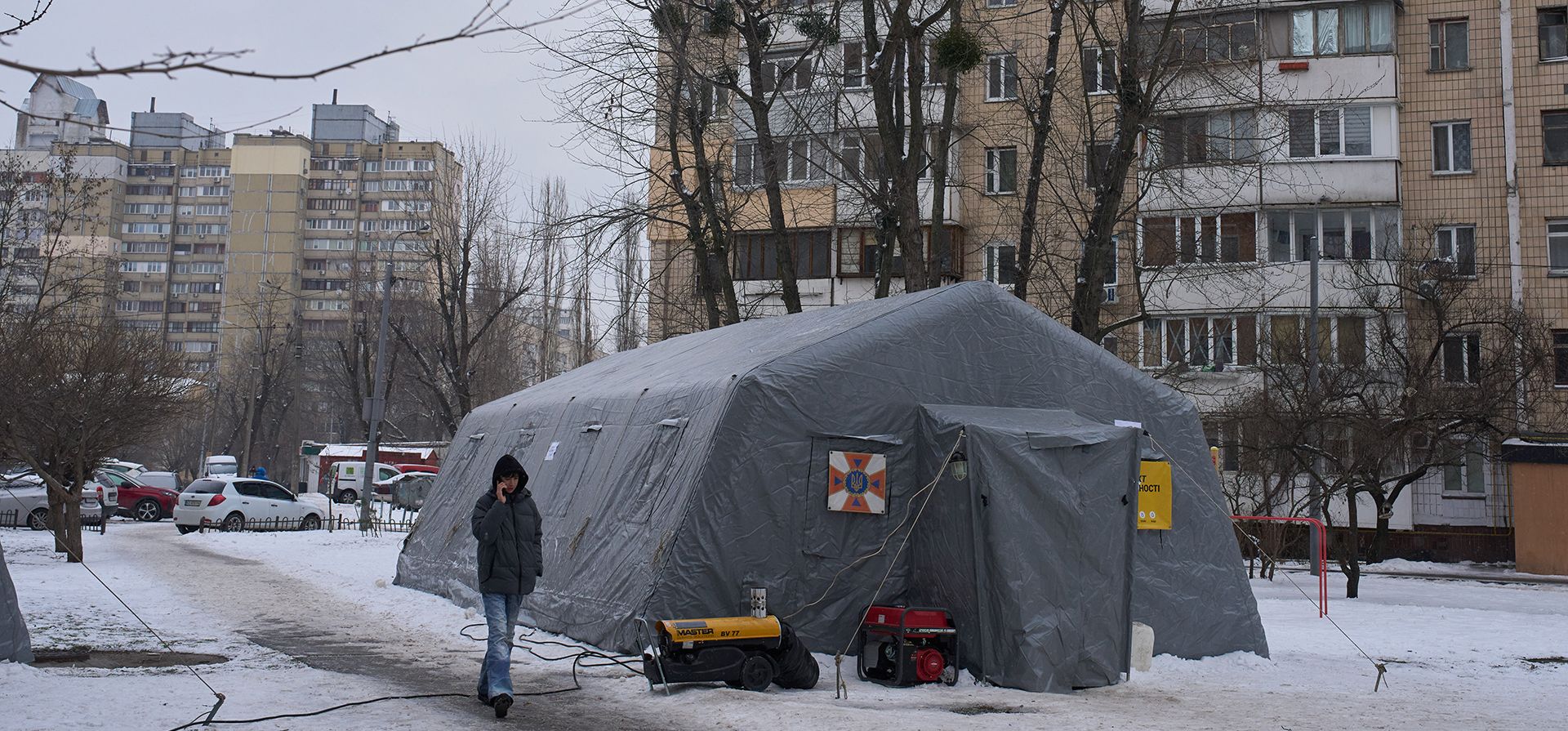 Un hombre pasa junto a una de las tiendas de campaña de emergencia donde la gente puede calentarse tras los frecuentes ataques aéreos rusos contra las centrales energéticas del país, que dejan a los residentes sin electricidad, agua ni calefacción en pleno invierno, en Kiev, Ucrania, el martes 13 de enero de 2026. (Foto AP/Efrem Lukatsky) Un hombre pasa junto a una de las tiendas de campaña de emergencia donde la gente puede calentarse tras los frecuentes ataques aéreos rusos contra las centrales energéticas del país, que dejan a los residentes sin electricidad, agua ni calefacción en pleno invierno, en Kiev, Ucrania, el martes 13 de enero de 2026. (Foto AP/Efrem Lukatsky)