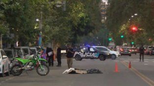 Un motociclista atropelló en zona sur a un cuidacoches