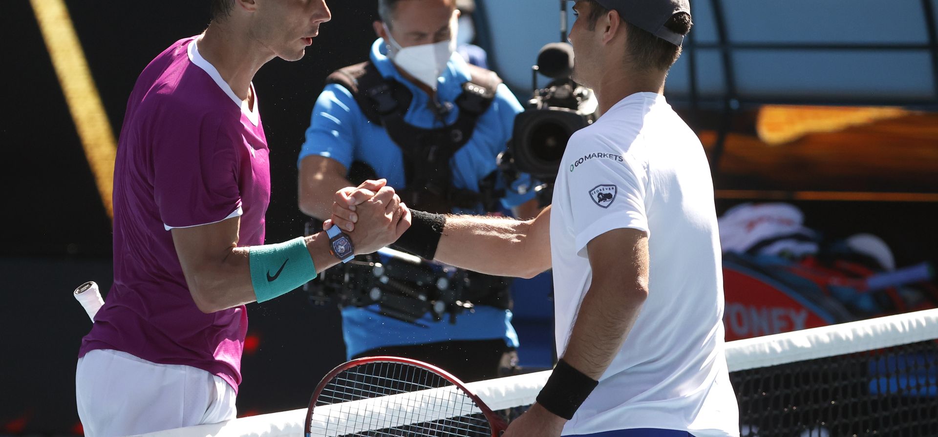 Rafael Nadal saluda al estadounidense Marcos Girón después de derrotarlo en el partido de primera ronda en el Abierto de Australia en Melbourne, Australia, el lunes 17 de enero de 2022.
