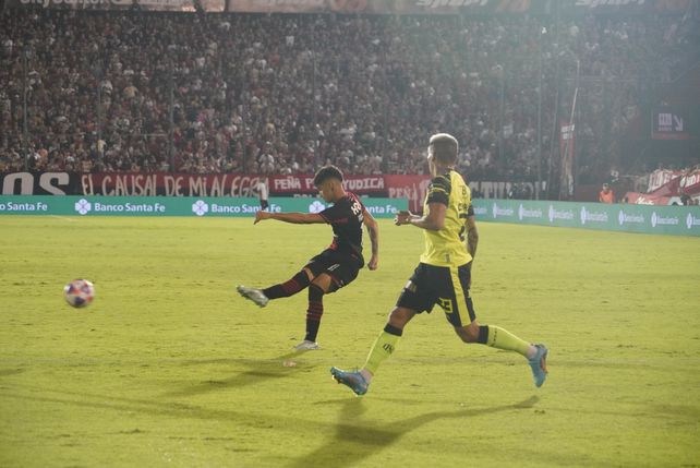 Newells venció 1 a 0 a Barracas Central y sumó su cuarto triunfo consecutivo en el Coloso