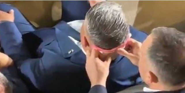 La insólita imagen de Chiqui Tapia y un asistente secándole la transpiración en pleno partido