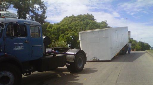 Un camión perdió su acoplado en la Avenida Mar Argentino