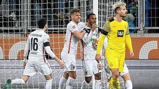 Borussia Dortmund igualó 1-1 ante Augsburgo, y Bayern Munich se escapa en la Bundesliga.