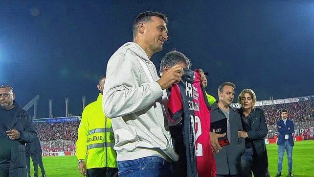 Newells homenajeó a Lionel Scaloni. Newells homenajeó a Lionel Scaloni.