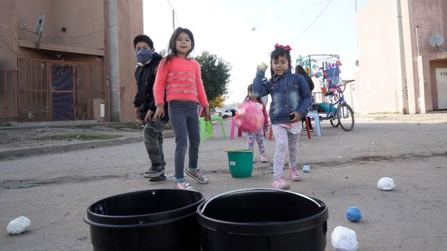 La escuelita rodante que invita a jugar en las calles de barrio qom