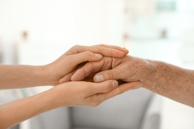 Los cuidados paliativos son esenciales para antender al paciente terminal y a sus familiares.&nbsp;
