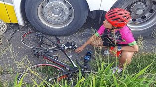 Una de las ciclista cuya bicicleta quedó debajo de una de las ruedas del micro en la Ruta Nacional 168