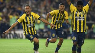Marco Ruben celebra un gol que acaba de convertir y Veliz lo sigue para celebrar junto al 9.