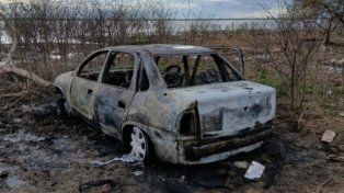 Conmoción en Villa Gobernador Gálvez: dos personas muertas en un auto quemado