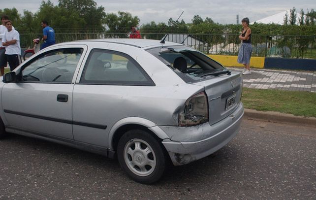 choque. El Chevrolet Astra quedó así después del choque sobre avenida Colombres