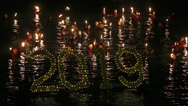 Alemania. Decenas de barcos con velas encendidas despidieron el Año Viejo y recibieron el Año Nuevo.