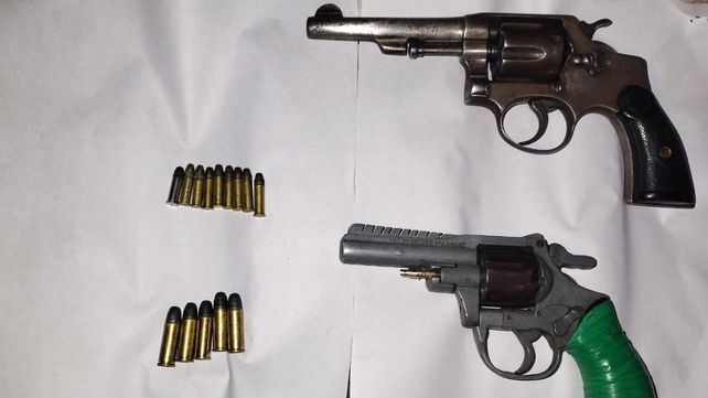 Un hombre fue detenido por efectuar tiros. Le secuestraron dos armas y cartuchos. Otro sujeto rompió el vidrio de un auto para robar una campera
