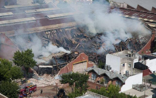 El fuego arrasó el enorme galpón de Iron Mountaine