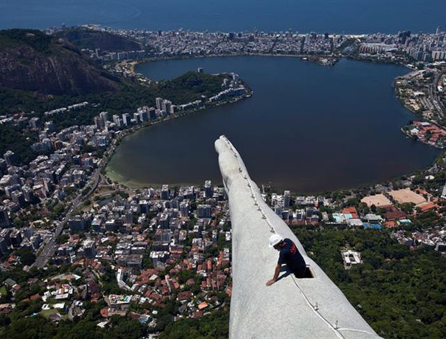 Comenzaron las obras de mantenimiento y recuperación de un dedo de la mano derecha del Cristo Redentor de Río de Janeiro