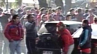 Un grupo de estudiantes mendocinos que se hicieron la chupina apedrearon a hinchas chilenos
