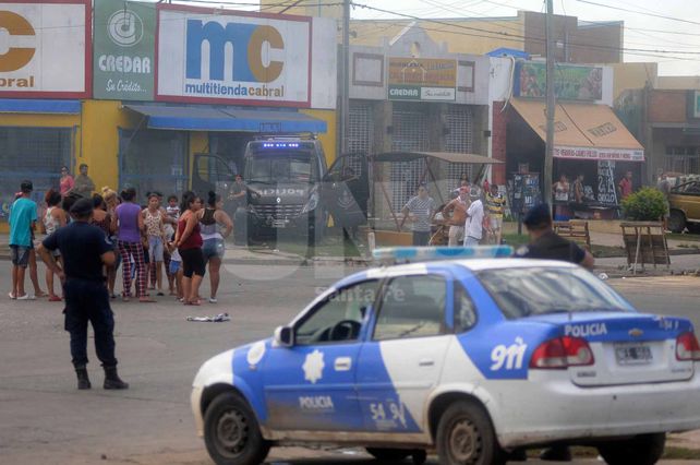 Difícil. Los vecinos que quieran reclamar lo podrán hacer siempre y cuando permitan el tránsito. Sino la Justicia instruirá a la policía para que despeje el lugar.