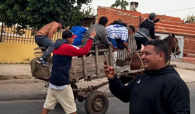 Los hinchas de Sportivo arriba de un carro tirado por un caballo. Hubo un repudio general.