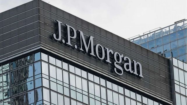 JP Morgan estimó que “la inesperadamente firme victoria debería llevar a una compresión significativa de la prima de riesgo tanto en tasas locales como en el tipo de cambio”.