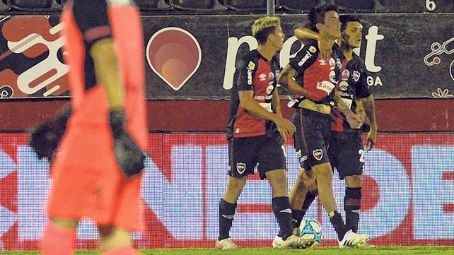 El abrazo de gol. Enzo Cabrera y Alexis Rodríguez felicitan al autor del gol de la victoria