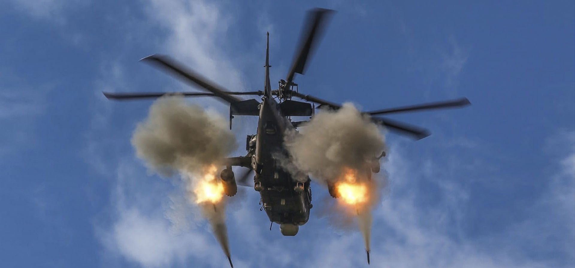 Captura de video y publicada por el Servicio de Prensa del Ministerio de Defensa de Rusia el viernes 28 de octubre de 2022, un helicóptero Ka-52 de la fuerza aérea rusa dispara cohetes contra un objetivo en un lugar desconocido en Ucrania. 