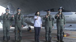 Taiwán. La presidenta Tsai Ing.wen reclamó medidas “contundentes” y los militares balearon drones chinos.