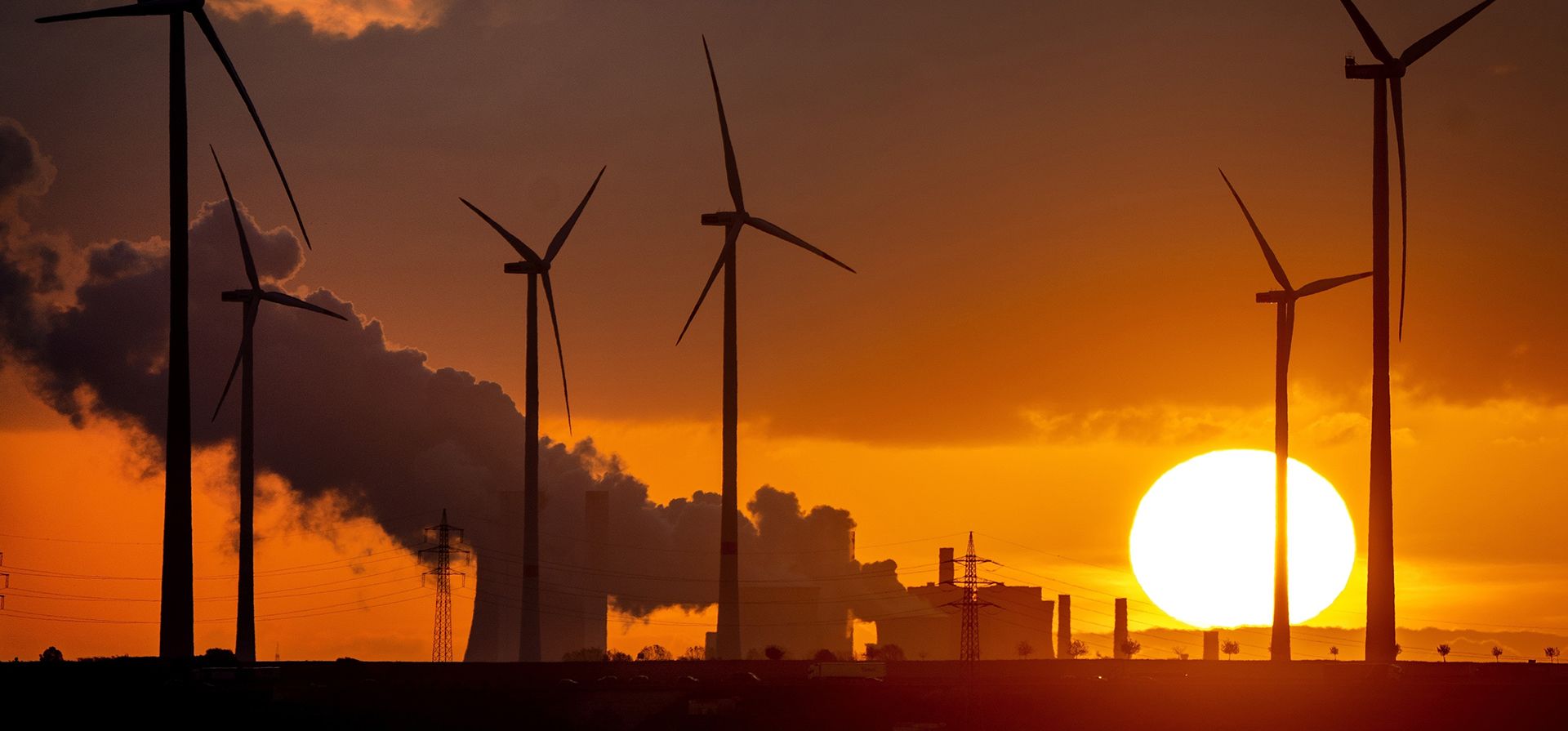 Una usina a carbón opera cerca de turbinas eólicas en Niederaussem, Alemania. Los negociadores climáticos que se aprestan a reunirse en Dubái para conversaciones organizadas por la ONU discutirán, entre otros asuntos, el estado de la lucha mundial contra el cambio climático. (Foto AP/Michael Probst, Archivo) Una usina a carbón opera cerca de turbinas eólicas en Niederaussem, Alemania. Los negociadores climáticos que se aprestan a reunirse en Dubái para conversaciones organizadas por la ONU discutirán, entre otros asuntos, el estado de la lucha mundial contra el cambio climático. (Foto AP/Michael Probst, Archivo)