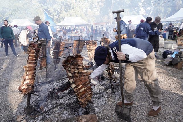 Bombacha, boina y pala para maniobrar las brasas, esa era la postal de los asadores.