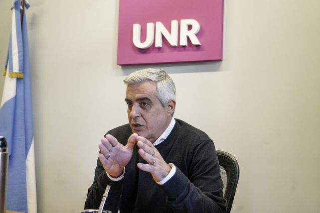 El rector de la UNR