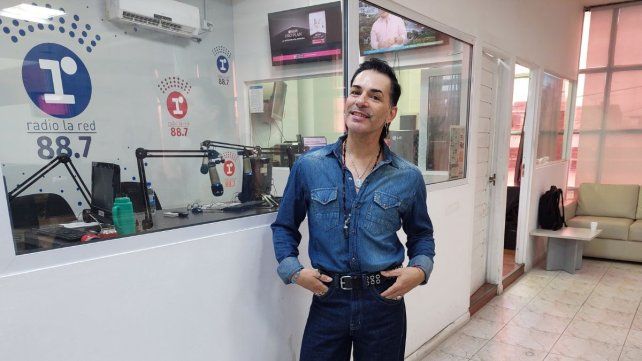 En humoradísimo: Leo Bartolomé y un elenco explosivo llegan al teatro