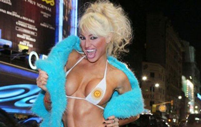 Vicky Xipolitakis se desnudó para festejar el Día de la Independencia