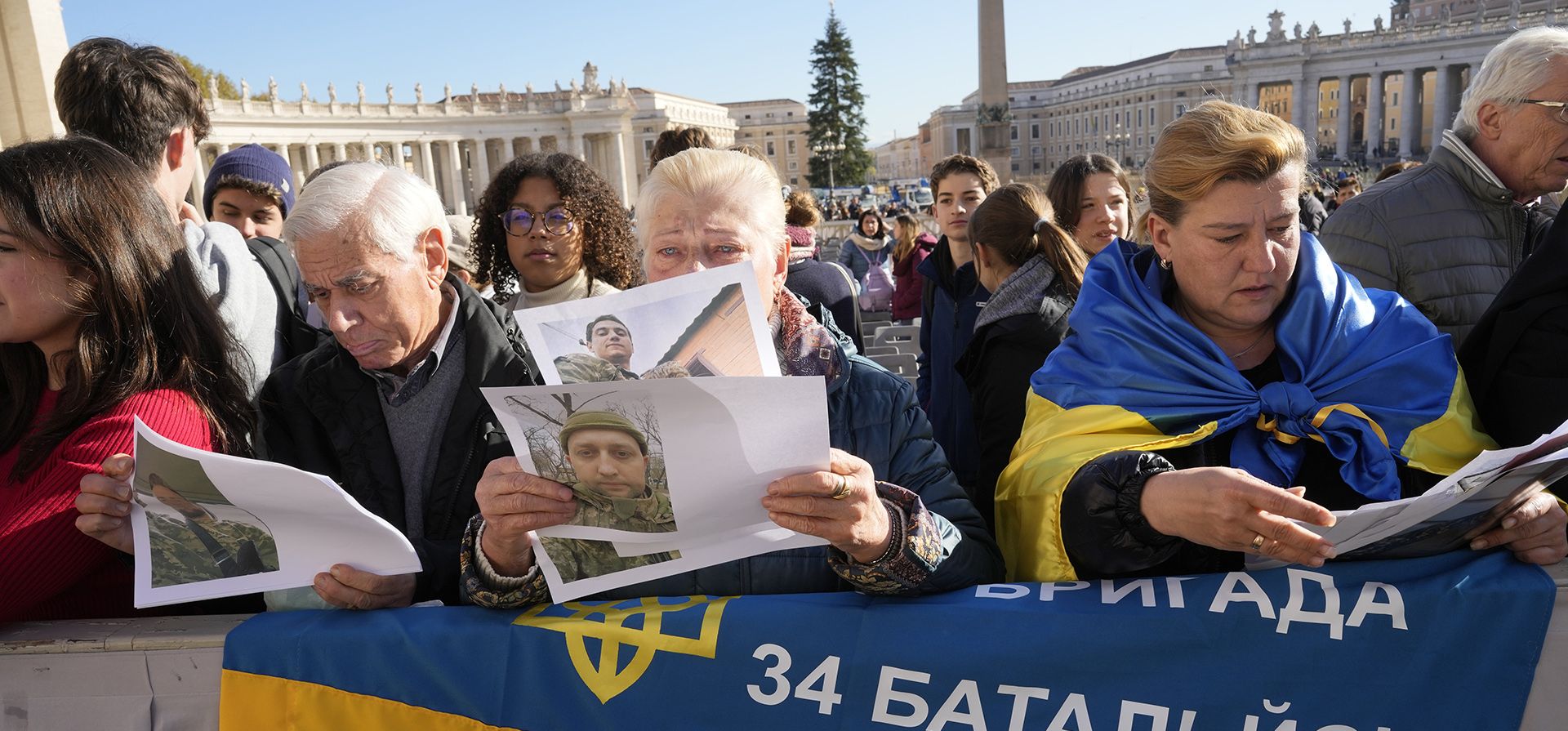 Familiares del 34º batallón de la 57ª brigada del ejército ucraniano, que afirman haber desaparecido en la carretera de Luhansk en Ucrania, asisten a la audiencia general semanal del Papa Francisco en la Plaza de San Pedro en el Vaticano, el miércoles 23 de noviembre de 2022. El texto visible en la bandera nacional ucraniana dice