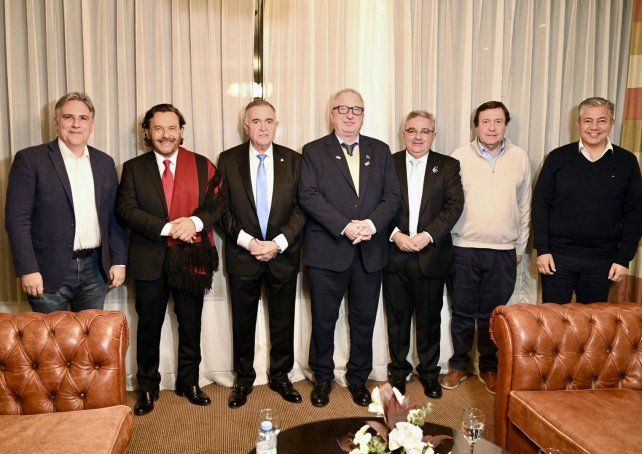 Gustavo Sáenz vistió el poncho salteño en la firma del Pacto de Mayo