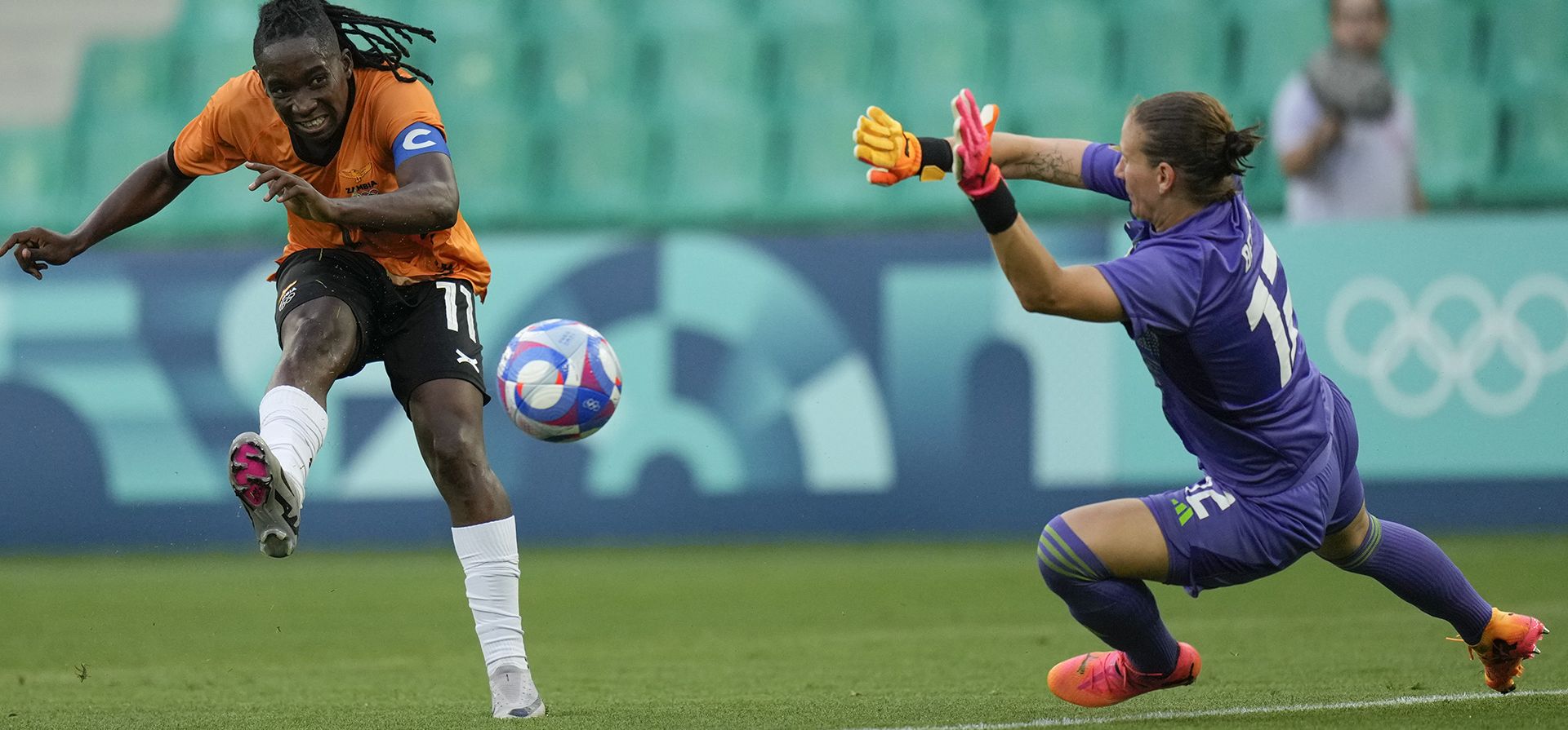 Barbra Banda de Zambia anota el primer gol de su equipo ante la guardameta alemana Ann-Katrin Berger durante el partido de fútbol femenino del Grupo B entre Zambia y Alemania, en el Estadio Geoffroy-Guichard, durante los Juegos Olímpicos de Verano de 2024, el miércoles 31 de julio de 2024, en Saint-Etienne, Francia. (Foto AP/Silvia Izquierdo) Barbra Banda de Zambia anota el primer gol de su equipo ante la guardameta alemana Ann-Katrin Berger durante el partido de fútbol femenino del Grupo B entre Zambia y Alemania, en el Estadio Geoffroy-Guichard, durante los Juegos Olímpicos de Verano de 2024, el miércoles 31 de julio de 2024, en Saint-Etienne, Francia. (Foto AP/Silvia Izquierdo)