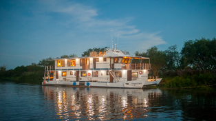 El barco que vende viajes por el Delta del Paraná para cazadores de aves.
