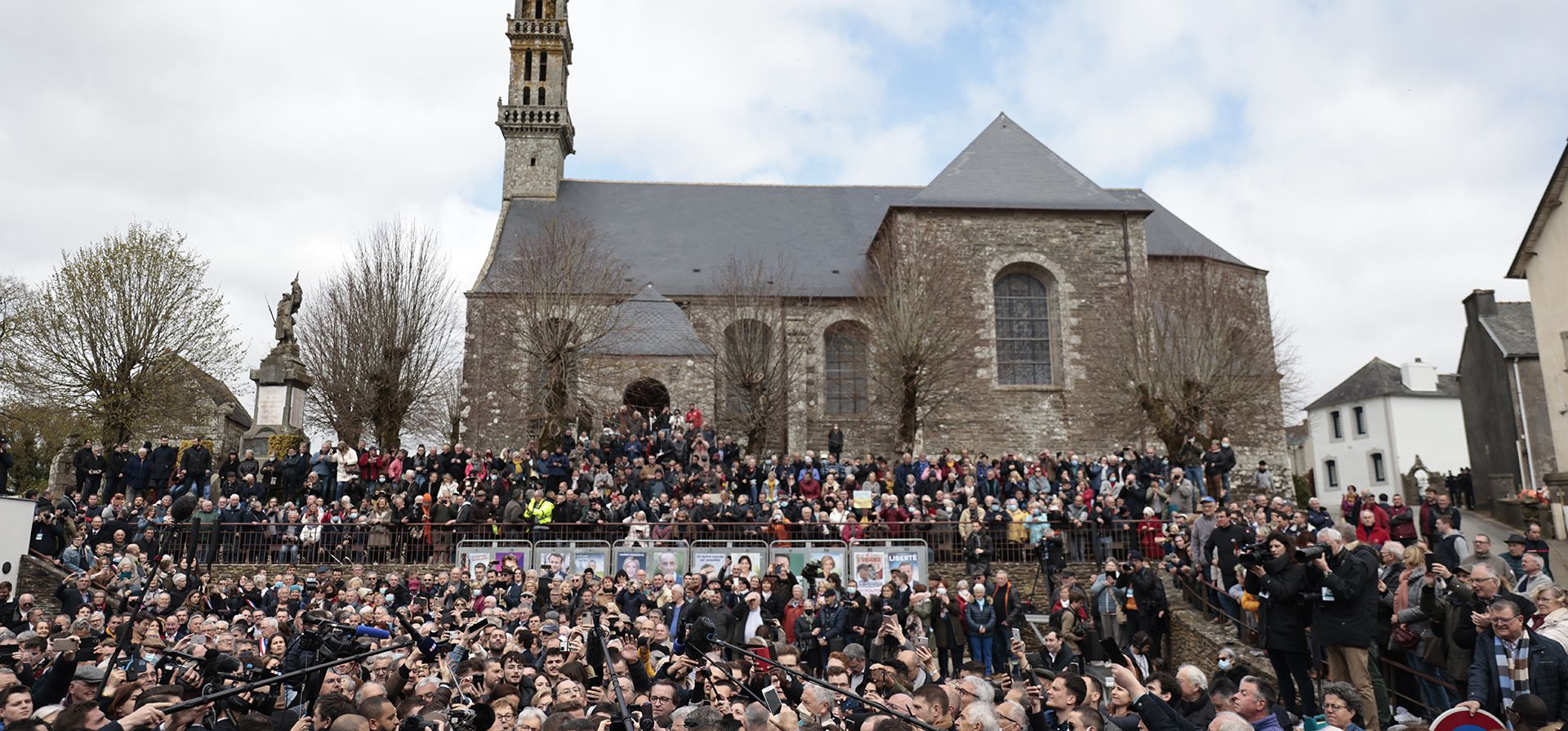 Una multitud observa cómo el presidente francés Emmanuel Macron y el candidato centrista a la reelección llegan al pueblo de Spezet, Bretaña, el martes 5 de abril de 2022. Emmanuel Macron, un candidato centrista proeuropeo, todavía lidera cómodamente las encuestas.