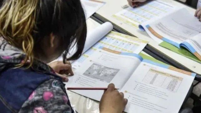 En la Argentina, solo 2 de cada 10 adolescentes de 15 años transitan la escuela en tiempo y forma