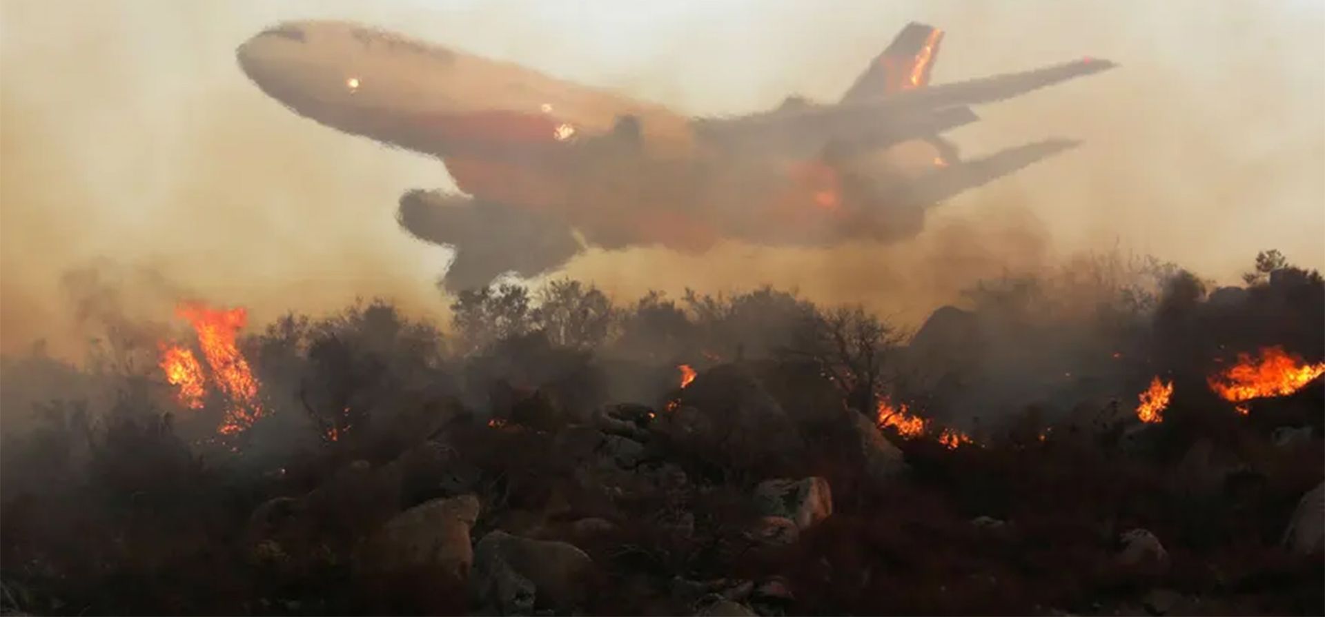 Un avión deja caer retardante sobre un incendio forestal, California, EE. UU.. Foto: David Swanson/Reuters