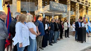 El acto culminó con la firma del compromiso de jura por parte de las autoridades y representantes de entidades intermedias presentes, sellando así un nuevo capítulo en la vida institucional santafesina.