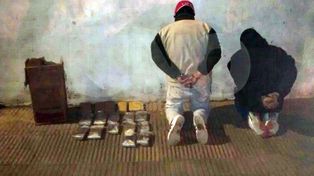 Detuvieron a dos hombres y les secuestraron 9 kilos de droga en Villa María Selva