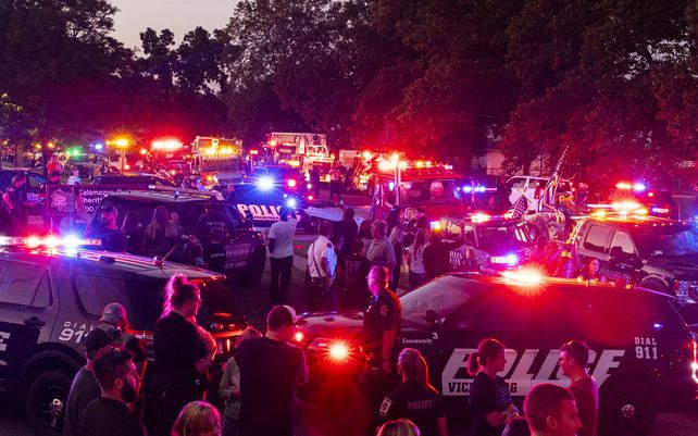 Un oficial en Michigan murió después de ser herido durante una persecución con un pistolero. Los agentes detuvieron al sospechoso en una estación de servicio cercana al hecho