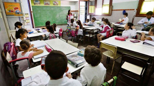 Alumnos y docentes de escuelas primarias