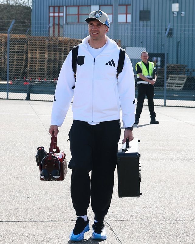 Al aterrizar en el aeropuerto de París, Dibu Martínez bajó del avión con una gorra de la selección argentina.