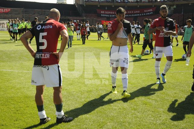 Colón se cayó en el final ante San Martín (SJ) y sumó un empate que lo aleja de la cima
