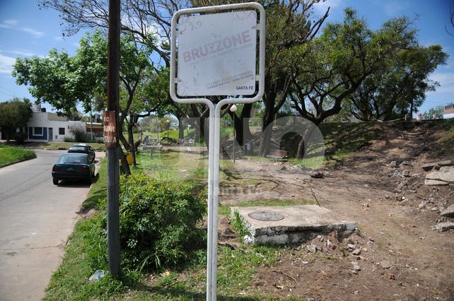 Incomunicados. Había escaleras que permitían el cruce entre María Selva y Sargento Cabral.
