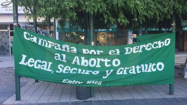 La plaza de Mayo de Paraná se llenó de pañuelos verdes pidiendo por el Aborto Legal