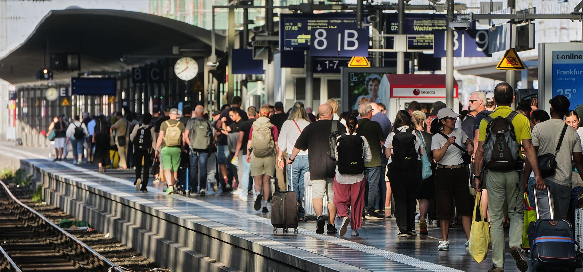 Pasajeros esperan un tren en un andén en la estación central de Fráncfort, Alemania, el 24 de junio de 2026, tras una caída de servicio general en la red de Deutsche Bahn. (Foto AP/Michael Probst) Pasajeros esperan un tren en un andén en la estación central de Fráncfort, Alemania, el 24 de junio de 2026, tras una caída de servicio general en la red de Deutsche Bahn. (Foto AP/Michael Probst)