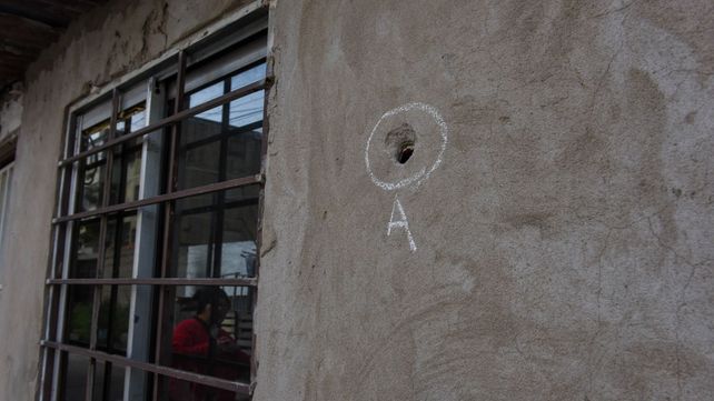 Uno de los impactos en el frente de la casa de los padres de Laureano Cardozo. Sus amigos dicen que pudo ser para cualquiera.