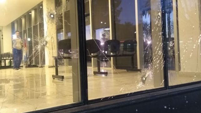 Vidrios perforados por los plomos en el Centro de Justicia Penal.