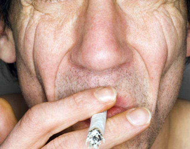 Fotos revelan cómo el cigarrillo envejece rostros de gemelos